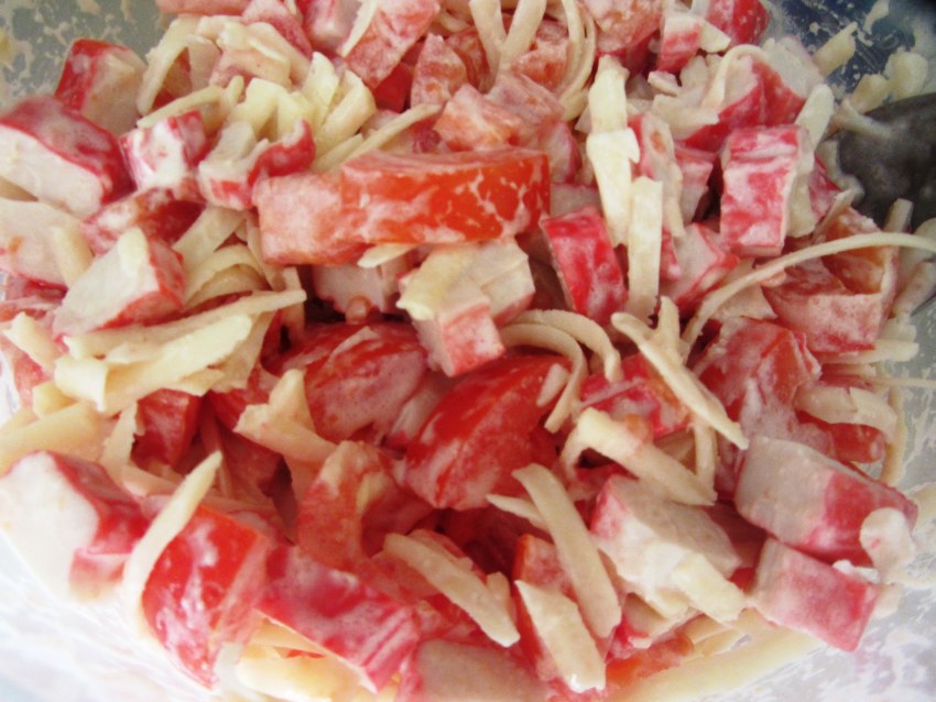 Салат с крабовыми палочками и помидорами и чесноком