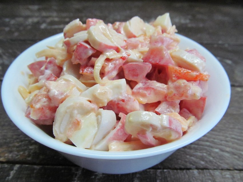 Салат с крабовыми палочками и помидорами и сыром