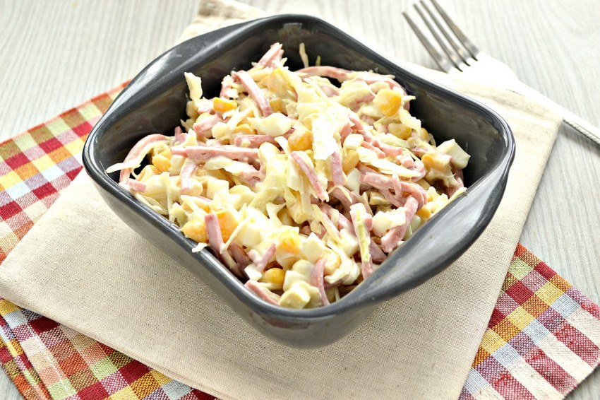 Салат с копченой колбасой