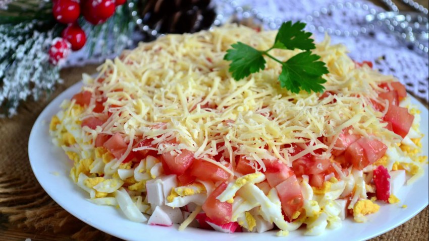 Салат с крабовыми палочками и помидорами и сыром