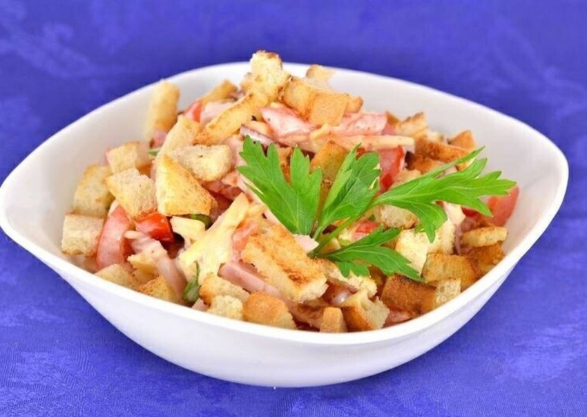 Салат с копченой курицей и помидорами и сыром и сухариками