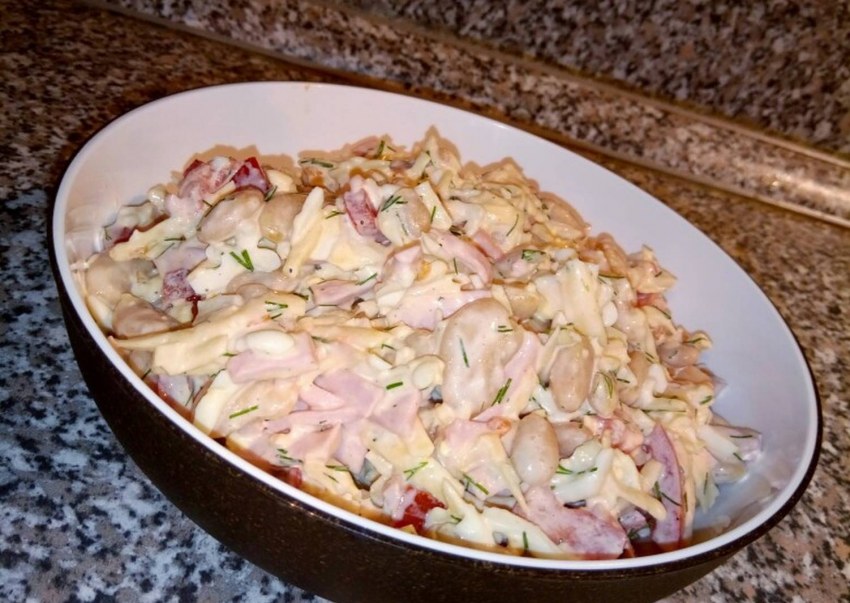 Салат с фасолью и колбасой