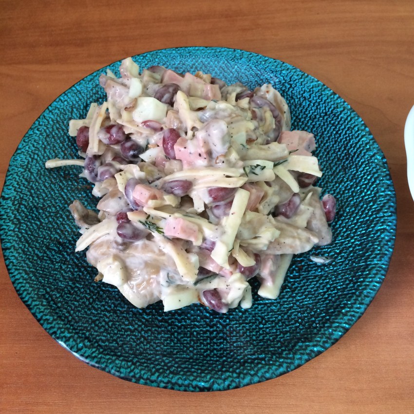Салат из шампиньонов и колбасы