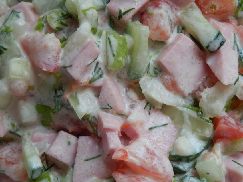 Салат с колбасой и помидорами