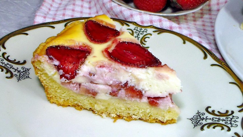 Песочный пирог с творогом и фруктами