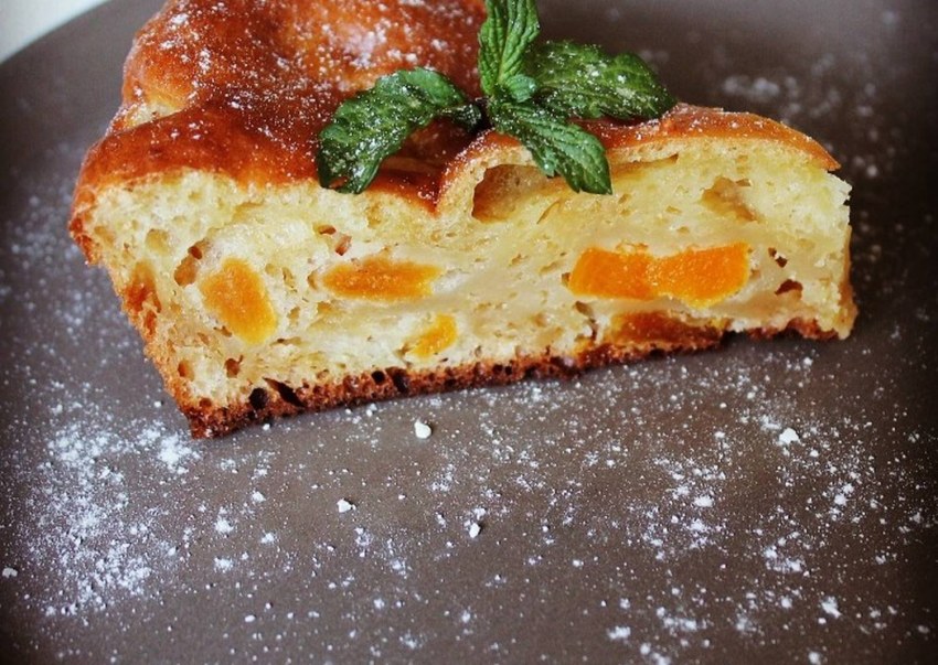 Песочный пирог с творогом и вишней
