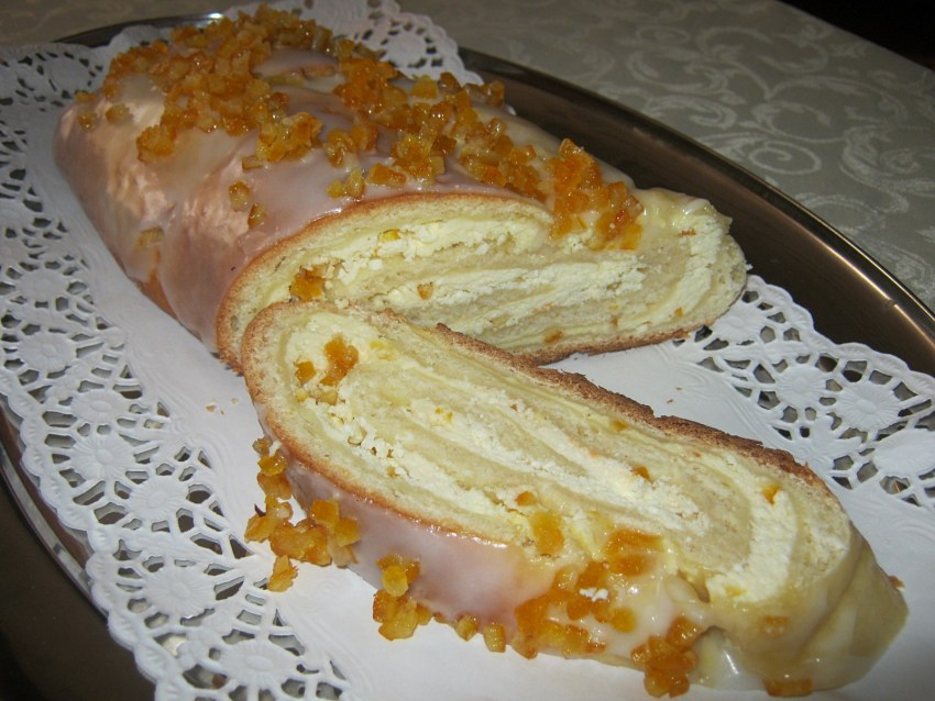 Пирог с творогом и клубникой
