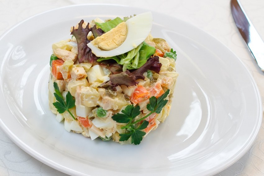Салат Оливье с курицей
