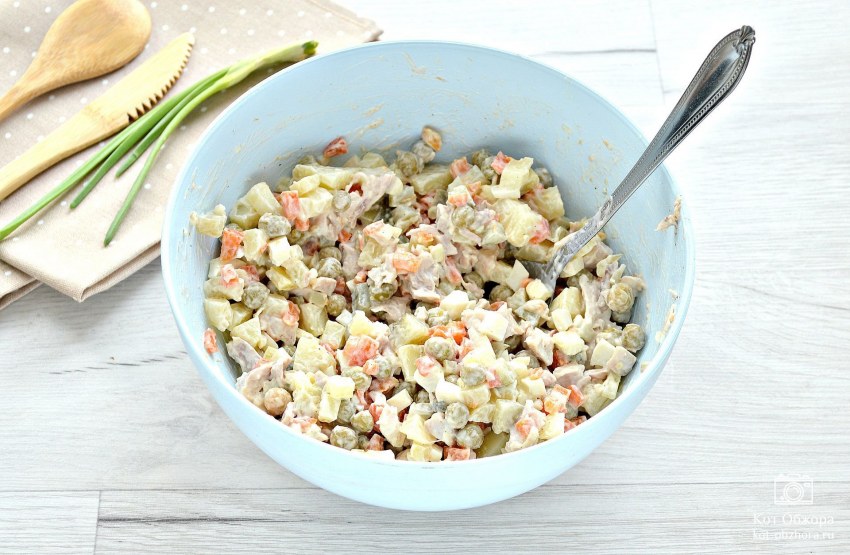 Салат с копченым сыром колбасным