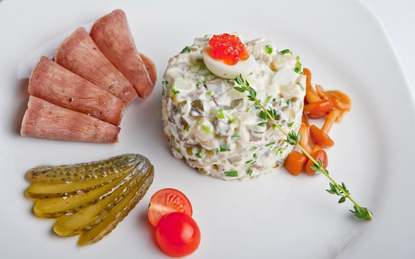 Салат Оливье с курицей
