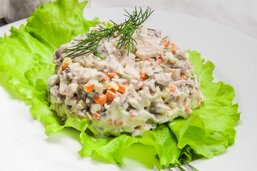 Салат столичный с копченой курицей