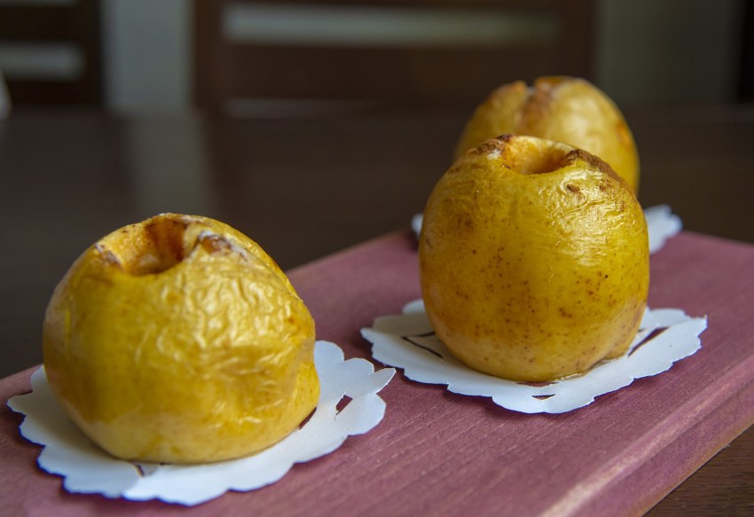 Запеченные яблоки с орехами