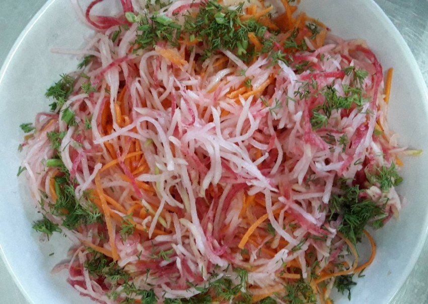 Салат с редькой и говядиной