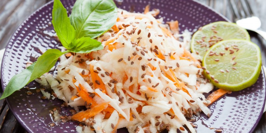 Салат из редьки с овощами