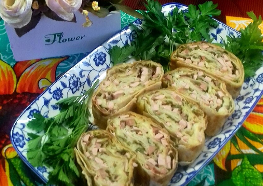 Рулет из лаваша с крабовыми палочками и яйцом и сыром