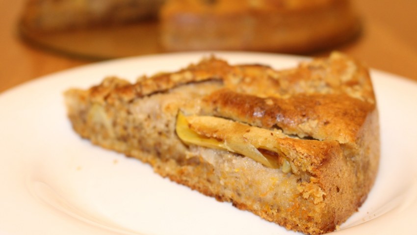 Морковный пирог с яблоками и грецкими орехами