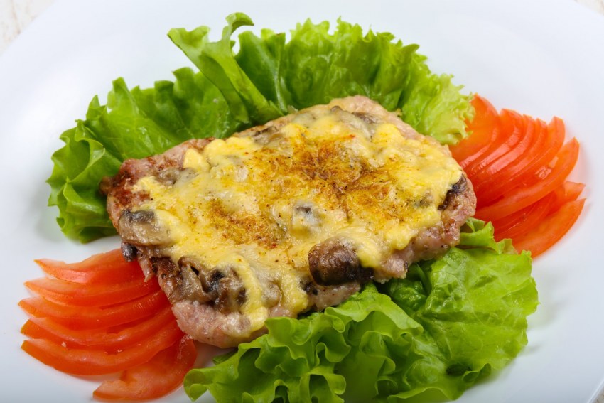 Отбивные из свинины с грибами и сыром