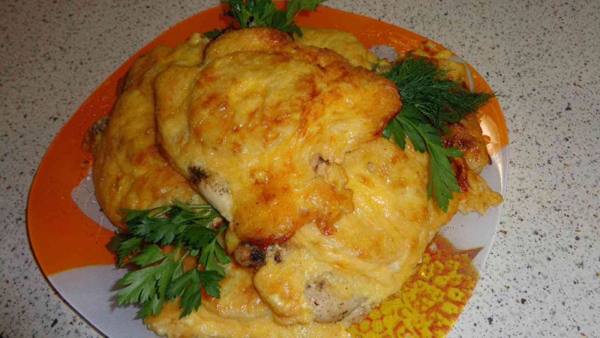 Отбивная куриная грудка с помидорами и сыром в духовке