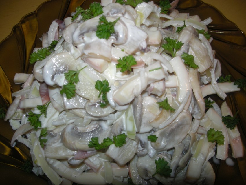 Салат Летучий голландец с кальмарами и грибами