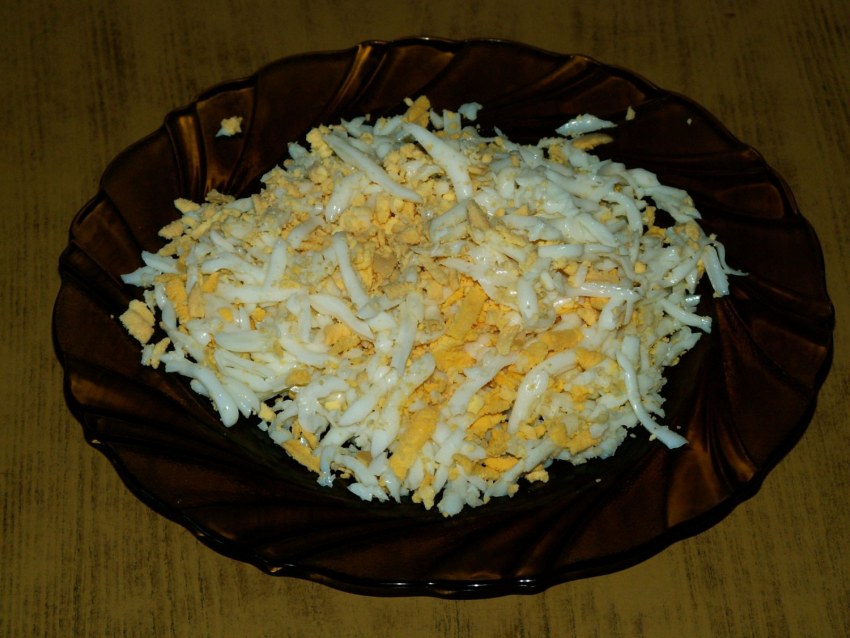 Салат кальмары с яйцом сыром и луком