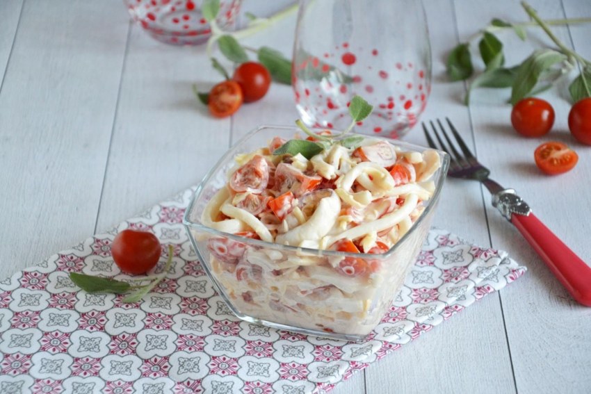 Салат красное море с крабовыми палочками и помидорами
