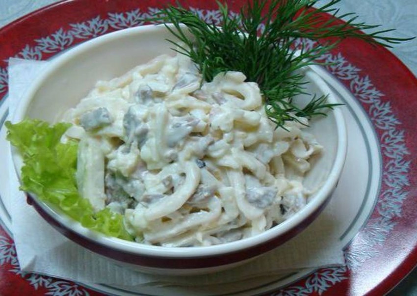Салат из кальмаров с курицей