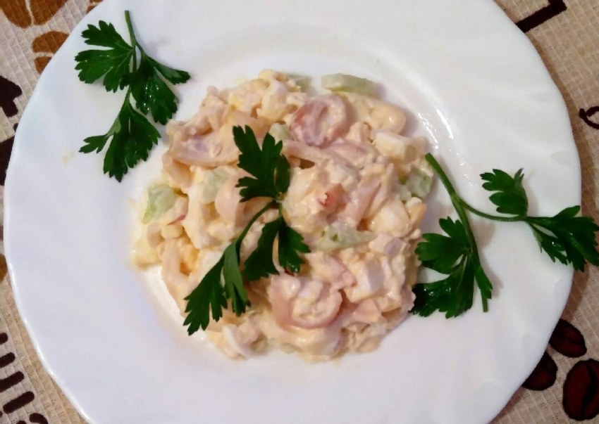 Салат с кальмарами и ветчиной