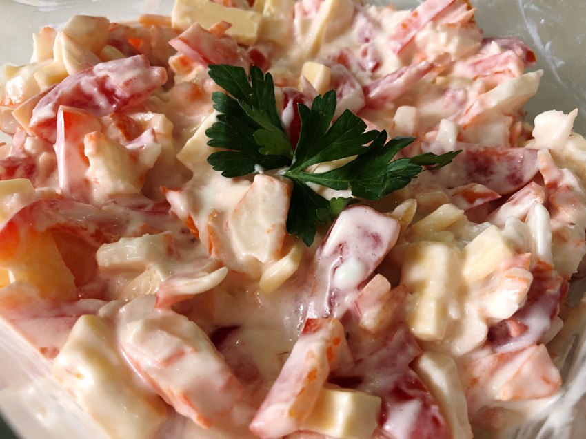 Салат красное море с крабовыми палочками и помидорами