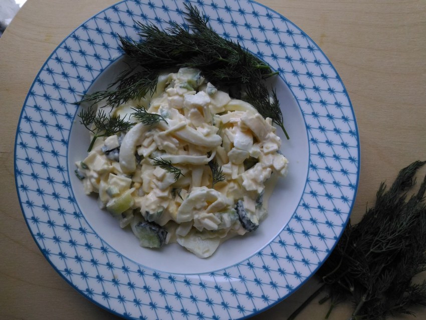 Салат из кальмаров с яйцом и сыром и чесноком