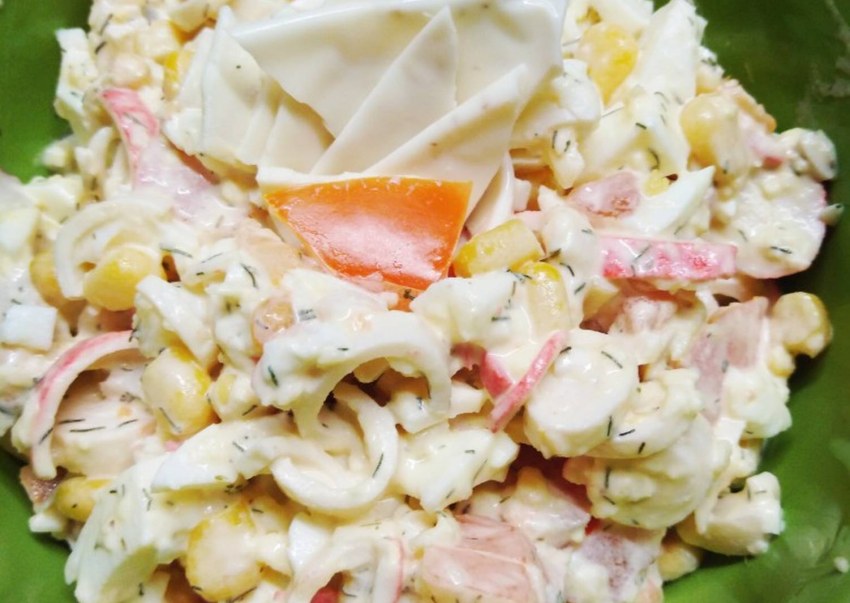 Салат из кальмаров и крабовых палочек
