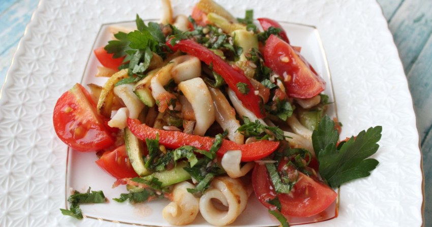 Салат с соломкой кальмара
