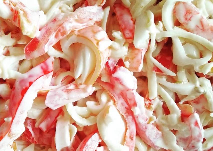 Салат с кальмаром огурцом и яйцом и кукурузой
