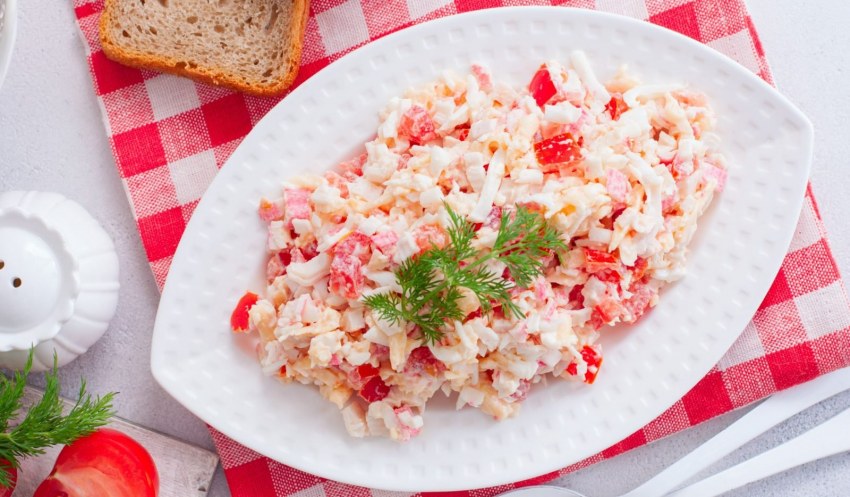 Салат с кальмарами крабовыми палочками и яйцом