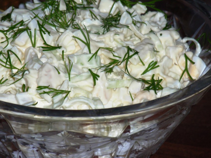 Салат с кальмарами и крабовыми палочками