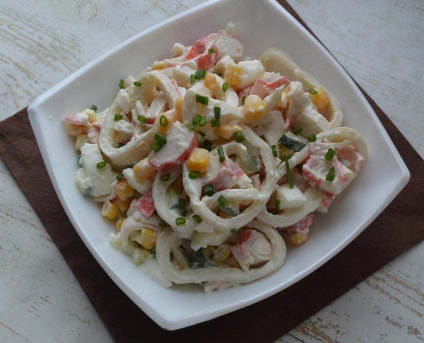 Салат с кальмарами