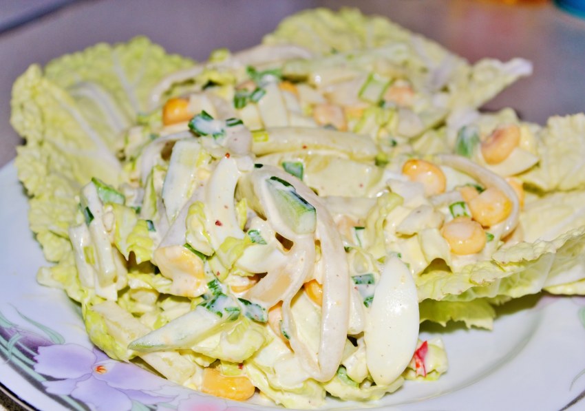 Салат с кальмарами