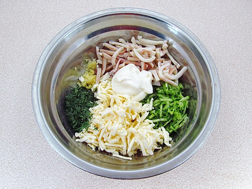 Салат с кальмарами и пекинской капустой и кукурузой