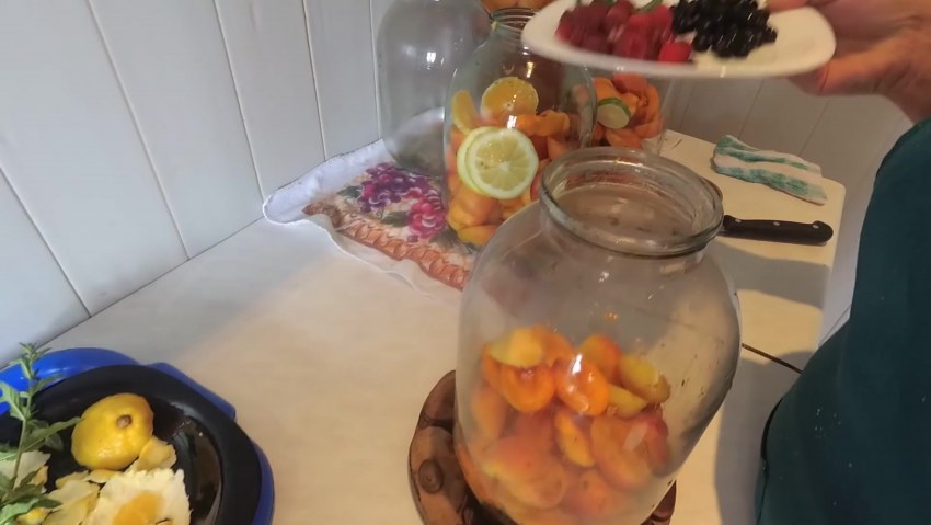 Компот из яблок в кастрюле для ребенка