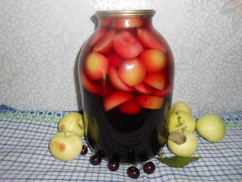 Компот с абрикосами с вишней