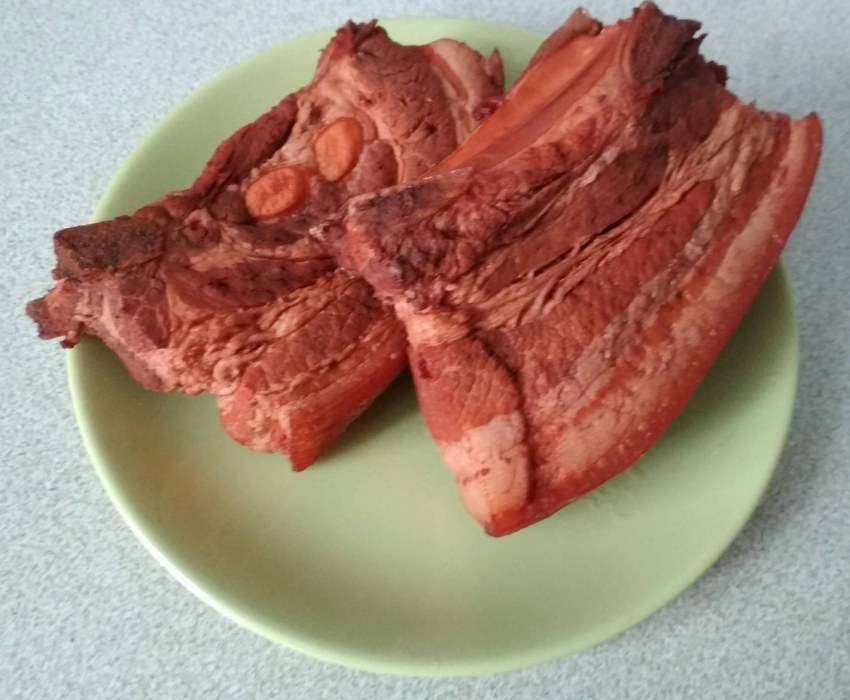 Грудинка свиная в луковой шелухе