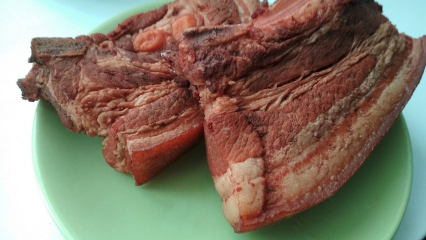 Грудинка свиная в луковой шелухе