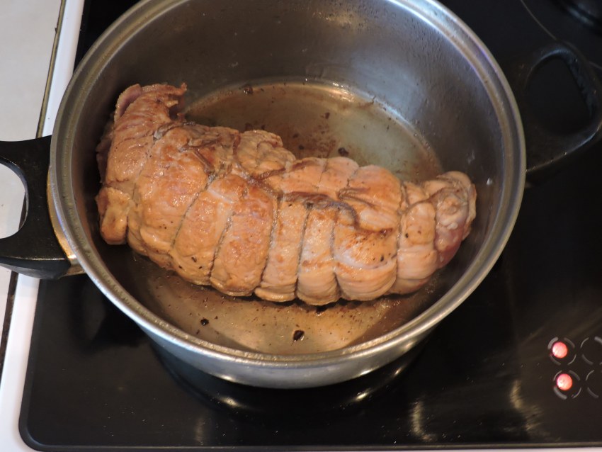 Свинина кусочками на сковороде