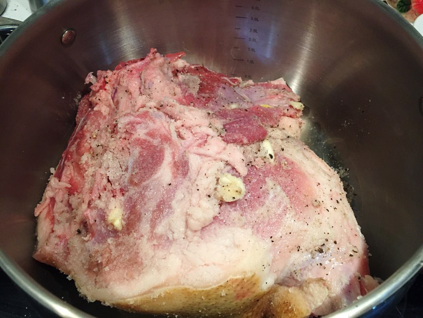 Мясо с подливкой на сковороде