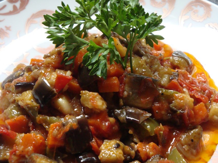 Баклажанная икра с помидорами
