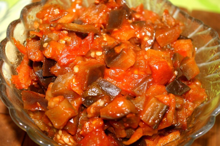 Икра из баклажанов с помидорами