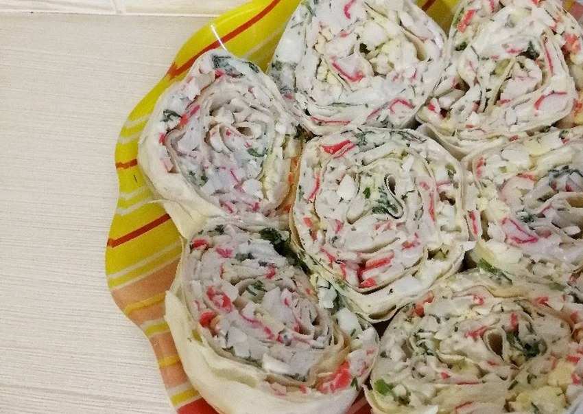 Рулетики с крабовыми палочками
