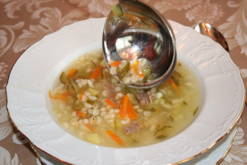 Рассольник в школьной столовой