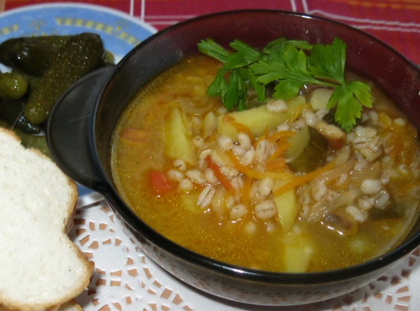 Суп рассольник с перловкой