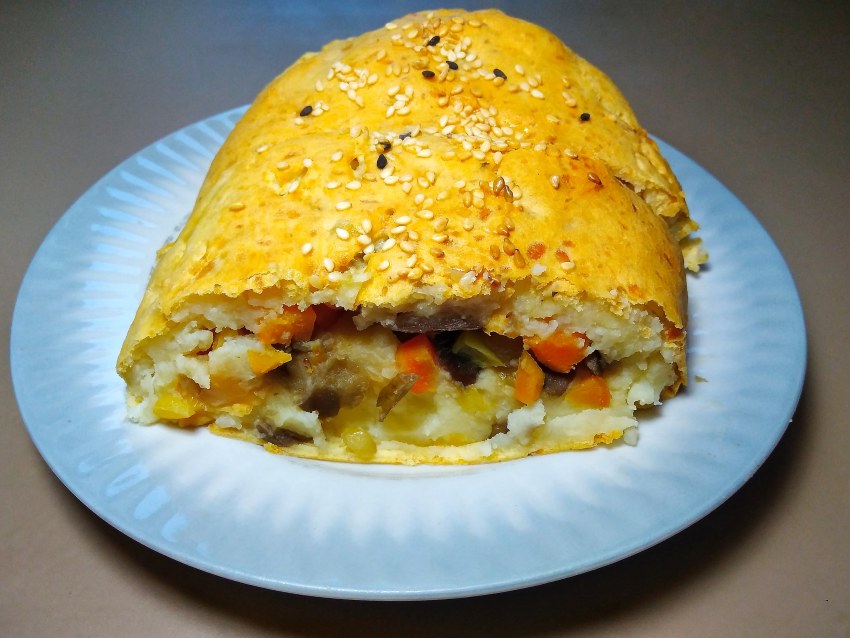 Картофельный рулет с овощами яйцом