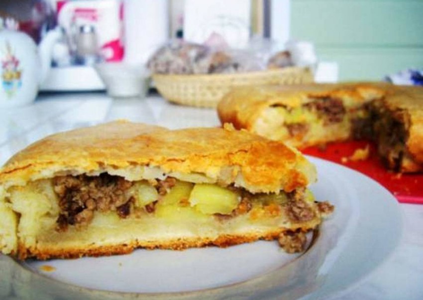 Пирог с фаршем и картофелем
